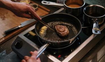 Enameled cast iron roasting pan