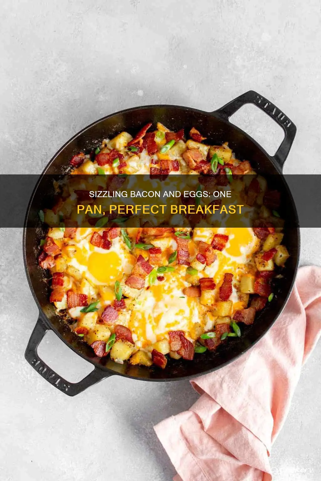 can I cook bacon and eggs in the same pan