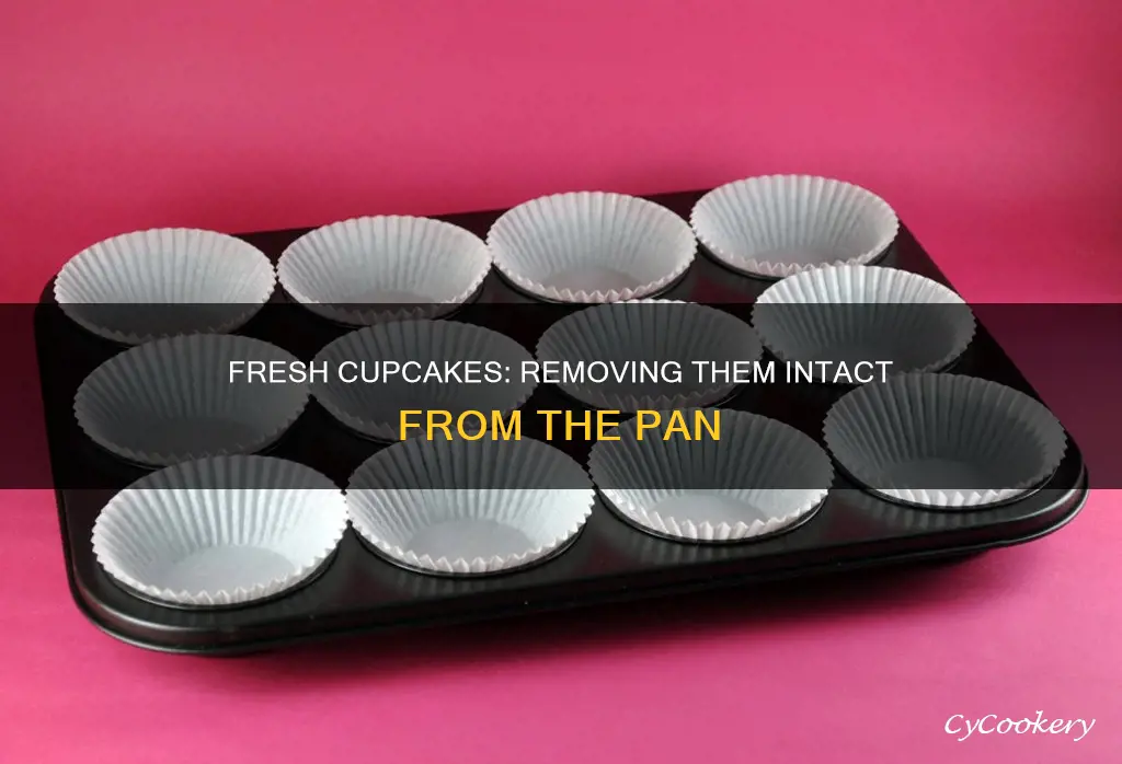 how to get hot cupcakes out of pan